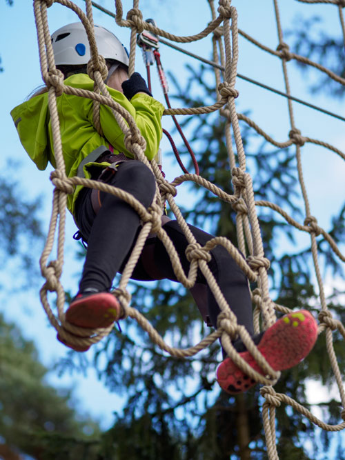 Seikkailupuisto Huipun radoilla saa kiipeillä myös verkoissa.