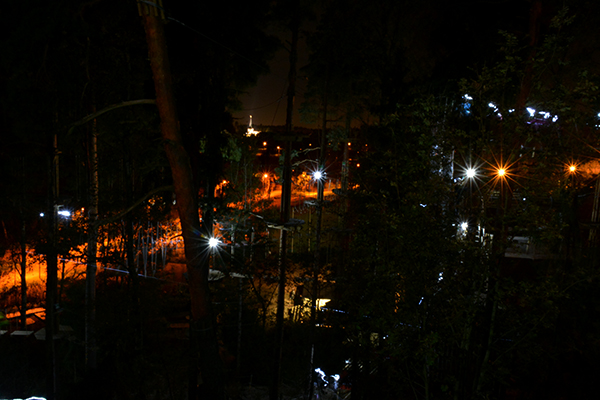 Seikkailupuisto Huipun alaratoja lyhtyjen valossa pimeen seikkailun iltana